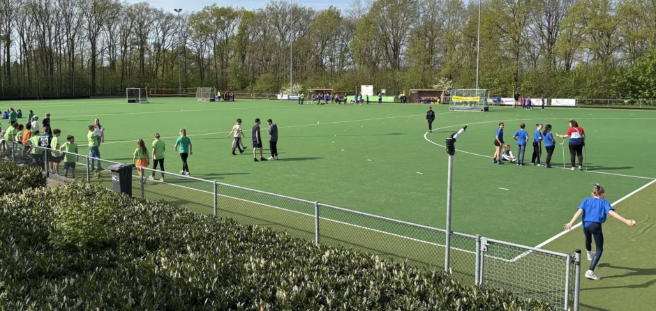 Basisschoolkinderen druk aan het sporten op de Koningsspelen (Video)