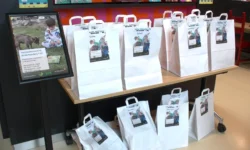 Kinderen kunnen een verassingspakket ophalen bij de bieb (Video)