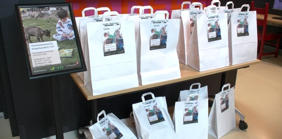 Kinderen kunnen een verassingspakket ophalen bij de bieb (Video)