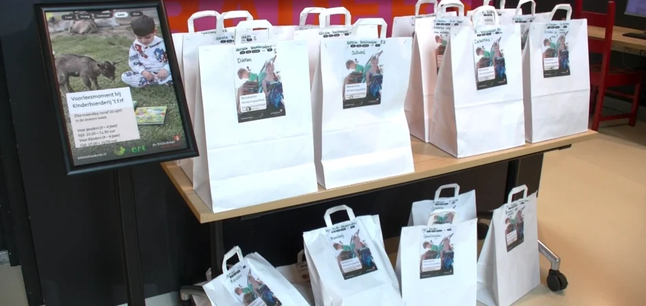 Kinderen kunnen een verassingspakket ophalen bij de bieb (Video)