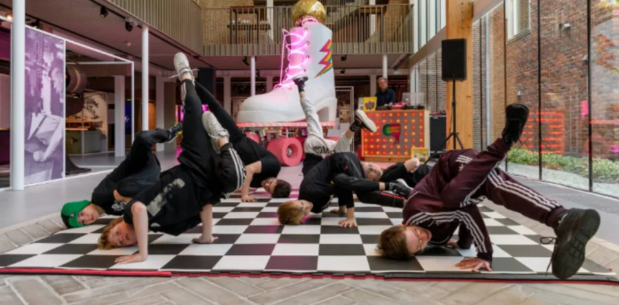 Schoenenkwartier opent tentoonstelling met wereldkampioen breakdance