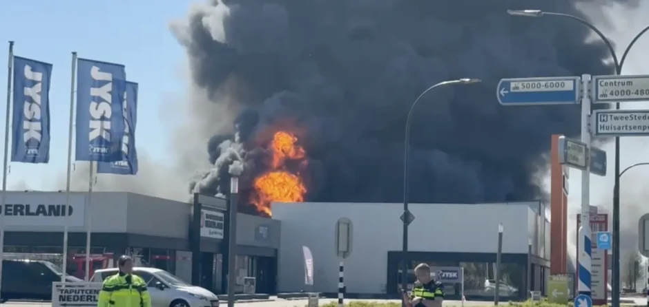 Grote brand met rookontwikkeling meubelboulevard Waalwijk (Video)