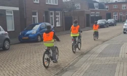 Leerlingen van basisscholen Kaatsheuvel doen verkeersexamen (Video)