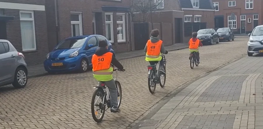 Leerlingen van basisscholen Kaatsheuvel doen verkeersexamen (Video)