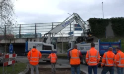 Zinkgat op rotonde in Vlijmen zorgt voor verkeerschaos (Video)