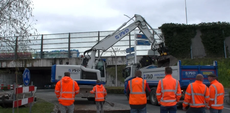 Zinkgat op rotonde in Vlijmen zorgt voor verkeerschaos (Video)