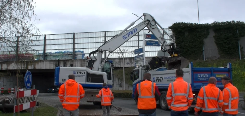 Zinkgat op rotonde in Vlijmen zorgt voor verkeerschaos (Video)
