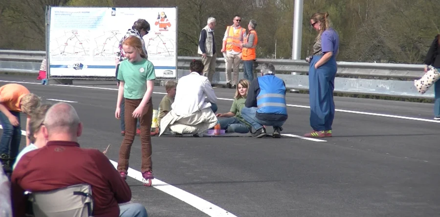 Ludieke picknickactie op snelweg bij Knooppunt Hooipolder (video)