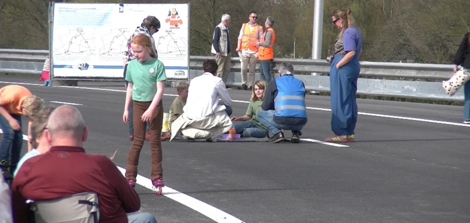 Ludieke picknickactie op snelweg bij Knooppunt Hooipolder (video)