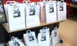 Verrassingspakket voor kinderen bij de bibliotheek (Video)