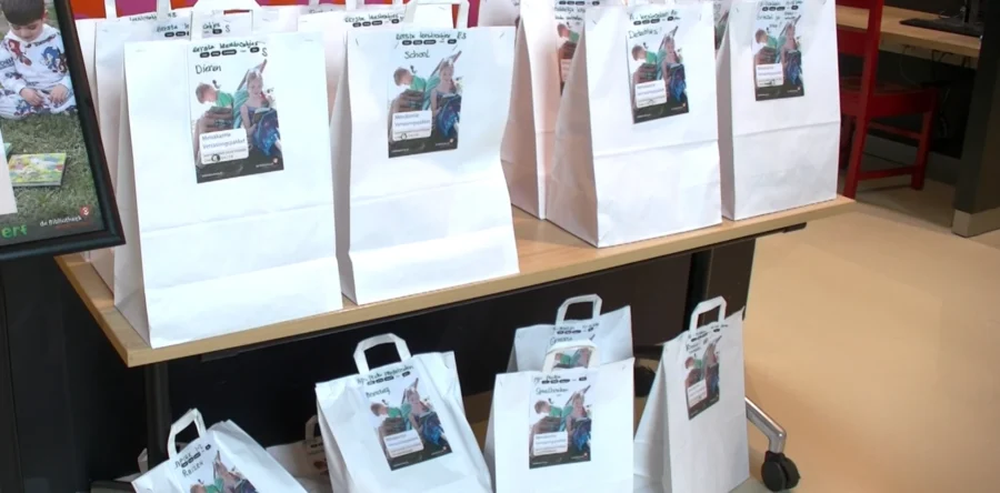 Verrassingspakket voor kinderen bij de bibliotheek (Video)