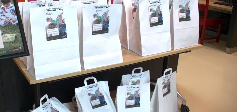 Verrassingspakket voor kinderen bij de bibliotheek (Video)