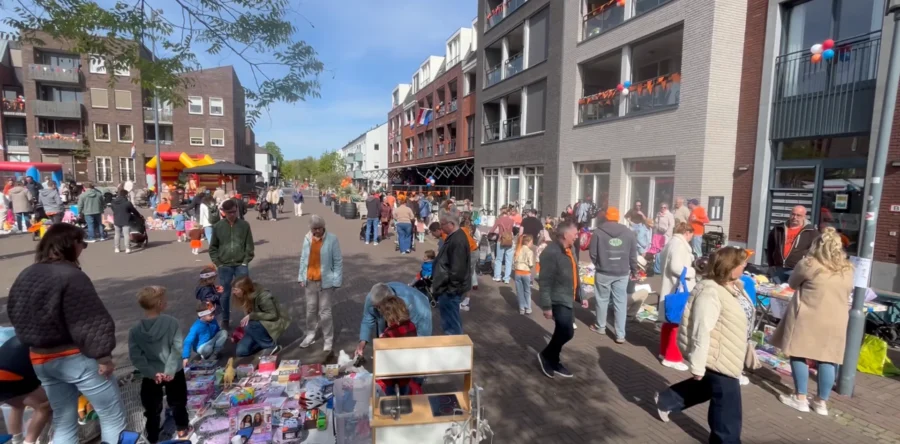 Drukbezochte Koningsdag op het Anton Pieckplein (Video)