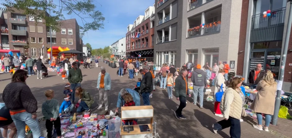 Drukbezochte Koningsdag op het Anton Pieckplein (Video)