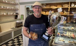 Bakkertje Deeg heeft het lekkerste Brabantse Worstenbroodje (video)