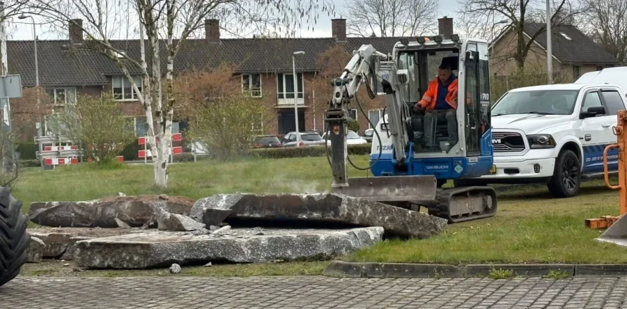 Sinkhole op rotonde Jonkheer de la Courtstraat in Vlijmen