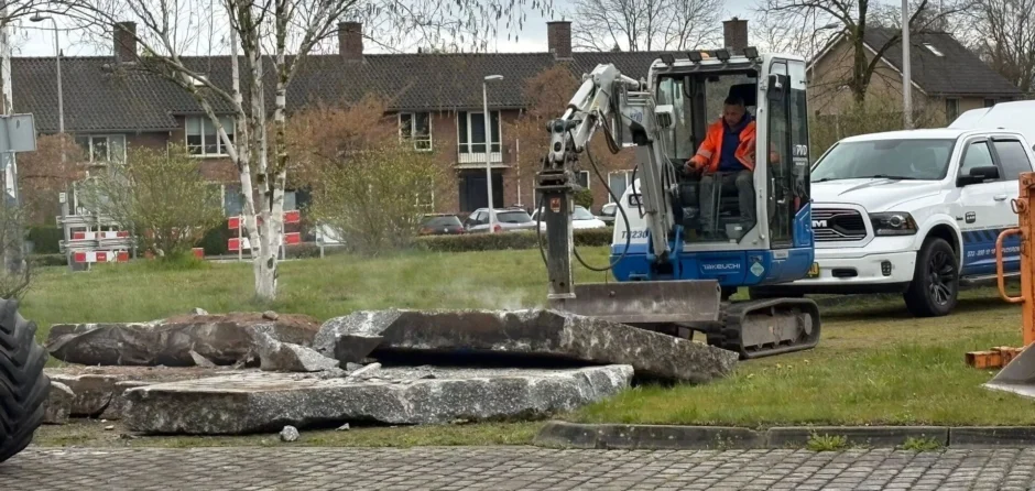 Sinkhole op rotonde Jonkheer de la Courtstraat in Vlijmen