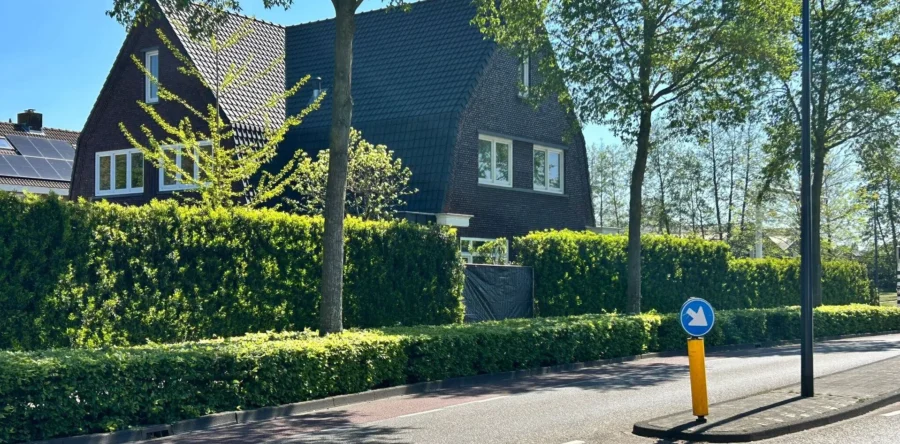 Fatale bedieningsfout: vrouw geeft gas en eindigt in tuin