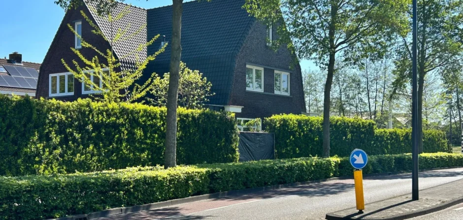 Grove bedieningsfout: vrouw geeft gas en eindigt in tuin