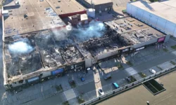 Grote brand op meubelboulevard Waalwijk grotendeels onder controle