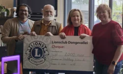 Stichting Kleurke ontvangt cheque namens Lionsclub Donge vallei