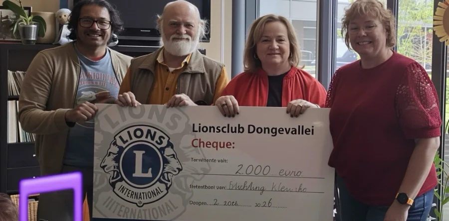 Stichting Kleurke ontvangt cheque namens Lionsclub Donge vallei