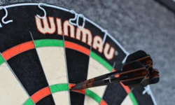 Van Gerwen loopt play-offs mis door afgang kwart-finales Birmingham