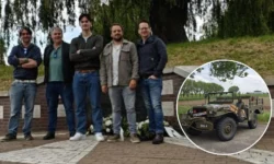 Groep Noorse mensen herdenkt Noren bij oorlogsmonument Kapelsche Veer