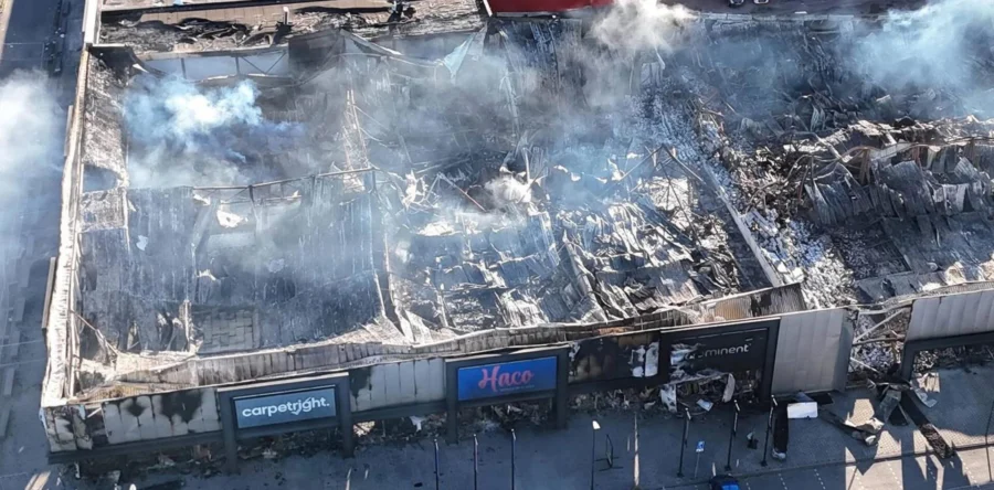 Update: Brand op meubelboulevard Waalwijk onder controle (Video)