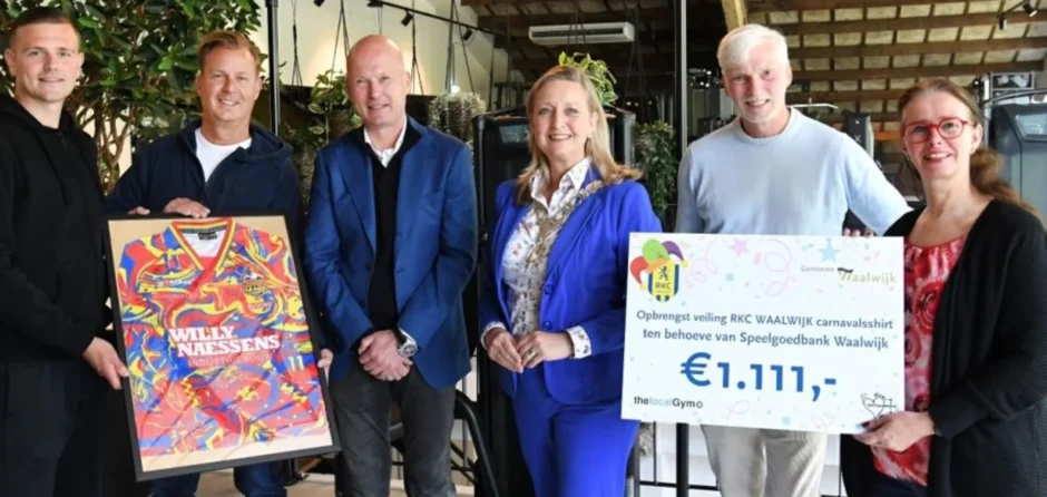 Carnavalsshirt RKC geveild voor 1.111 euro, opbrengst naar goede doel