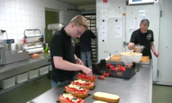 Stijn maakt kans op prijs beste aardbeienslof van Nederland (video)