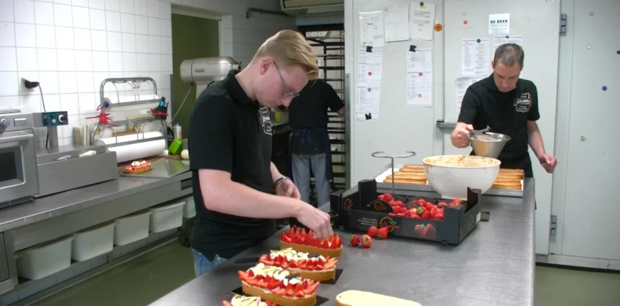 Stijn maakt kans op prijs beste aardbeienslof van Nederland (video)
