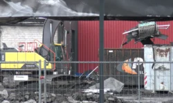 Megaklus puinruimen na brand op de woonboulevard is begonnen (Video)