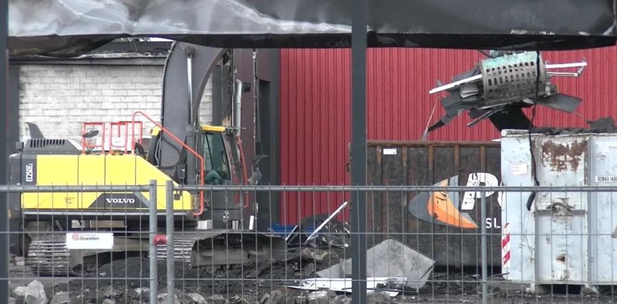 Megaklus puinruimen na brand op de woonboulevard is begonnen (Video)