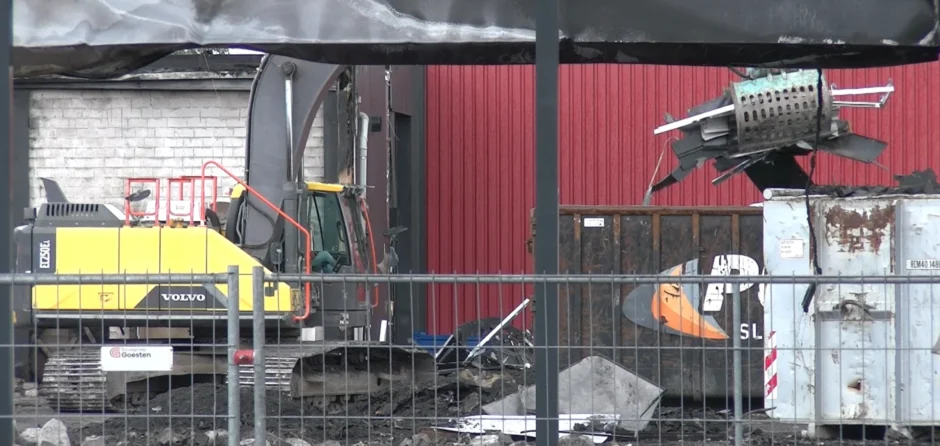 Megaklus puinruimen na brand op de woonboulevard is begonnen (Video)