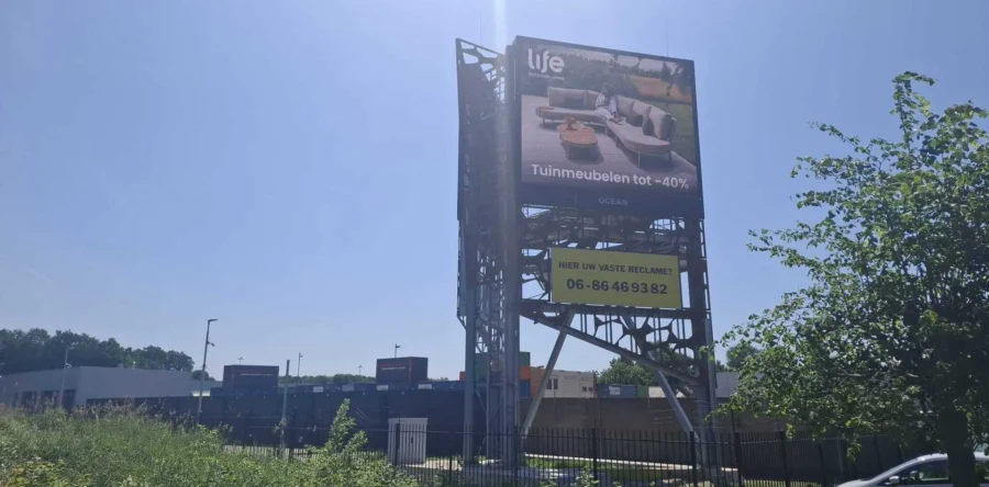 Kritiek op reclamezuil langs A59; blijkt te felle lichtbak te hebben