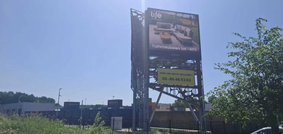 Kritiek op reclamezuil langs A59; blijkt te felle lichtbak te hebben