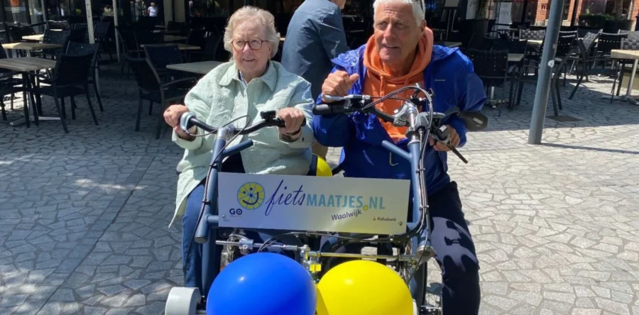 Fietsmaatjes Waalwijk maakt duizendste duo-fietsrit