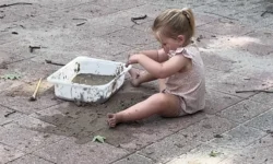 Kinderen spelen in modder tijdens Internationale Modderdag (Video)