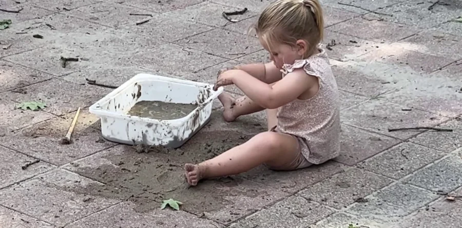 Kinderen spelen in modder tijdens Internationale Modderdag (Video)