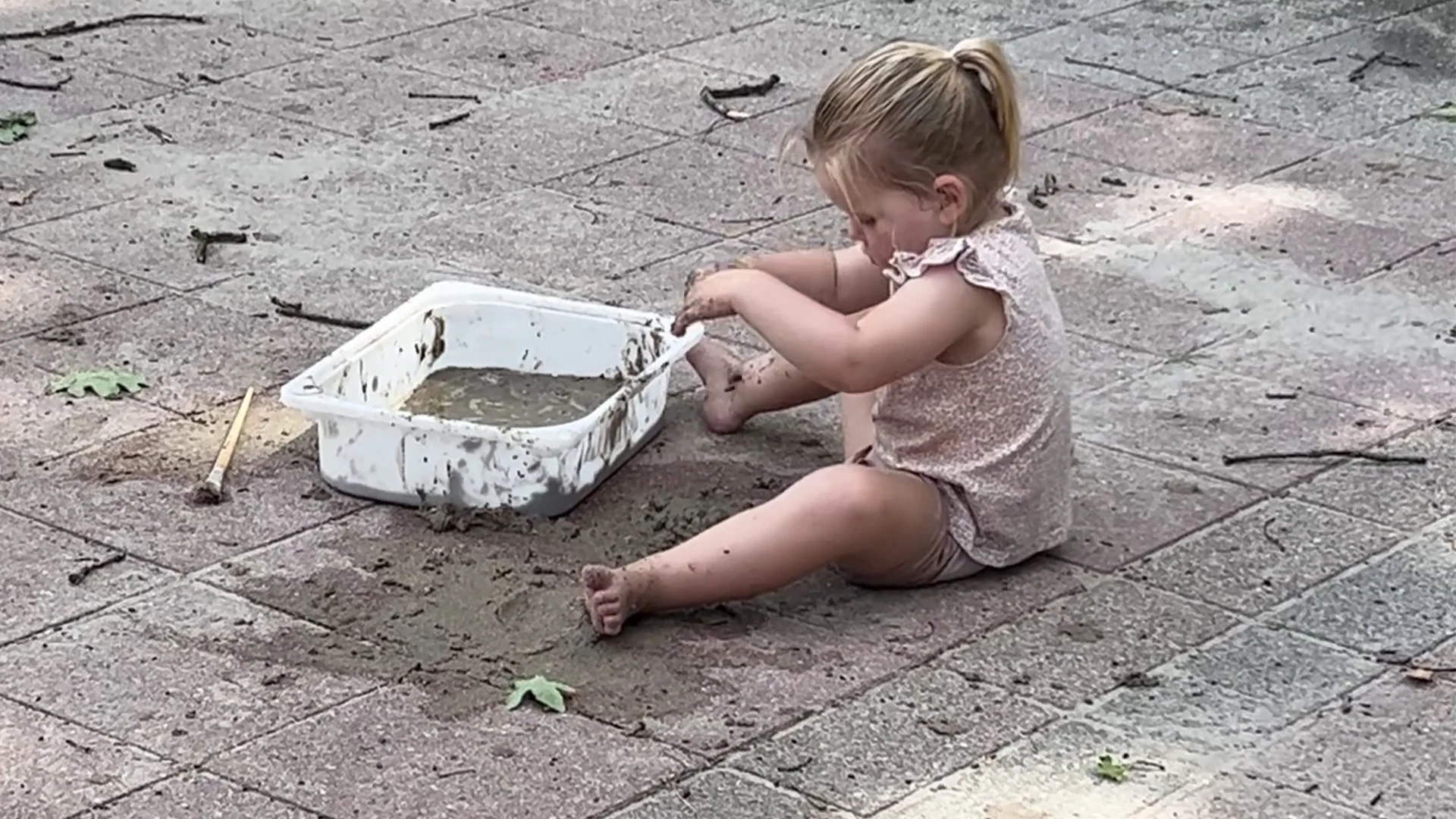 Kinderen spelen in modder tijdens Internationale Modderdag (Video)