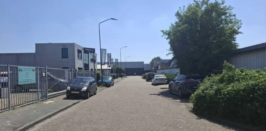 Nieuw parkeerverbod moet straat in Sprang-Capelle veiliger maken