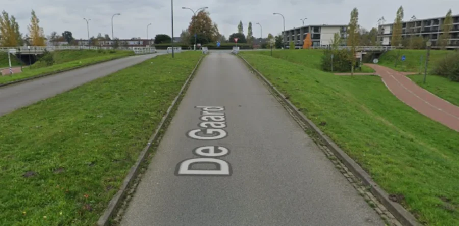 Fietser loopt hoofdwond op na botsing op De Gaard in Waalwijk