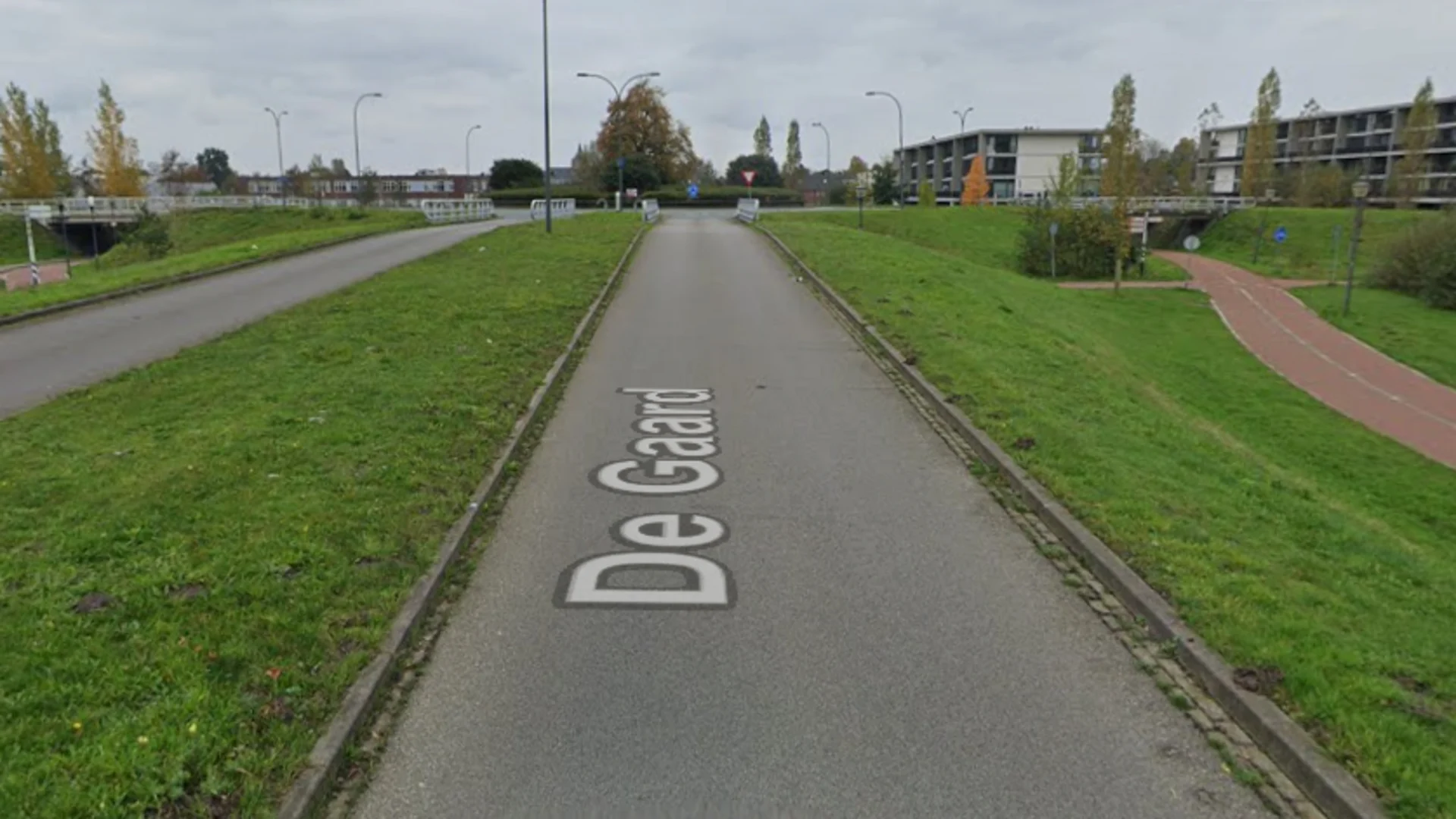 Fietser loopt hoofdwond op na botsing op De Gaard in Waalwijk