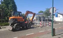 Groot gat in wegdek in Kaatsheuvel wordt nog steeds gerepareerd