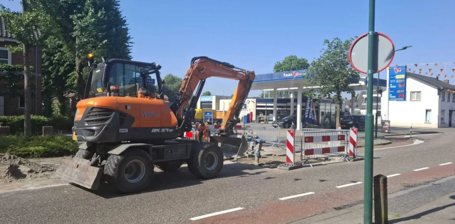 Groot gat in wegdek in Kaatsheuvel wordt nog steeds gerepareerd