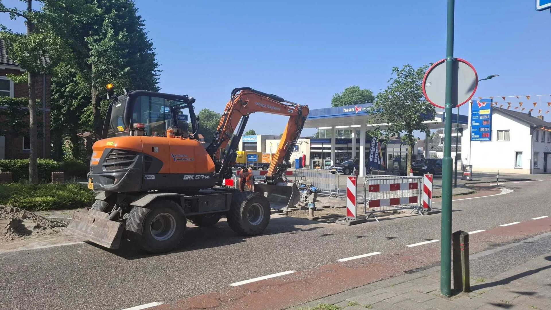 Groot gat in wegdek in Kaatsheuvel wordt nog steeds gerepareerd