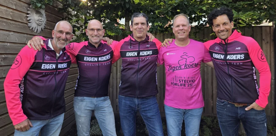 Langstraats team ‘Eigen Koers’ beklimt de Stelvio voor broer Martijn