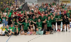 Tachos Heren 1 krijgt huldiging op Raadhuisplein voor promotie