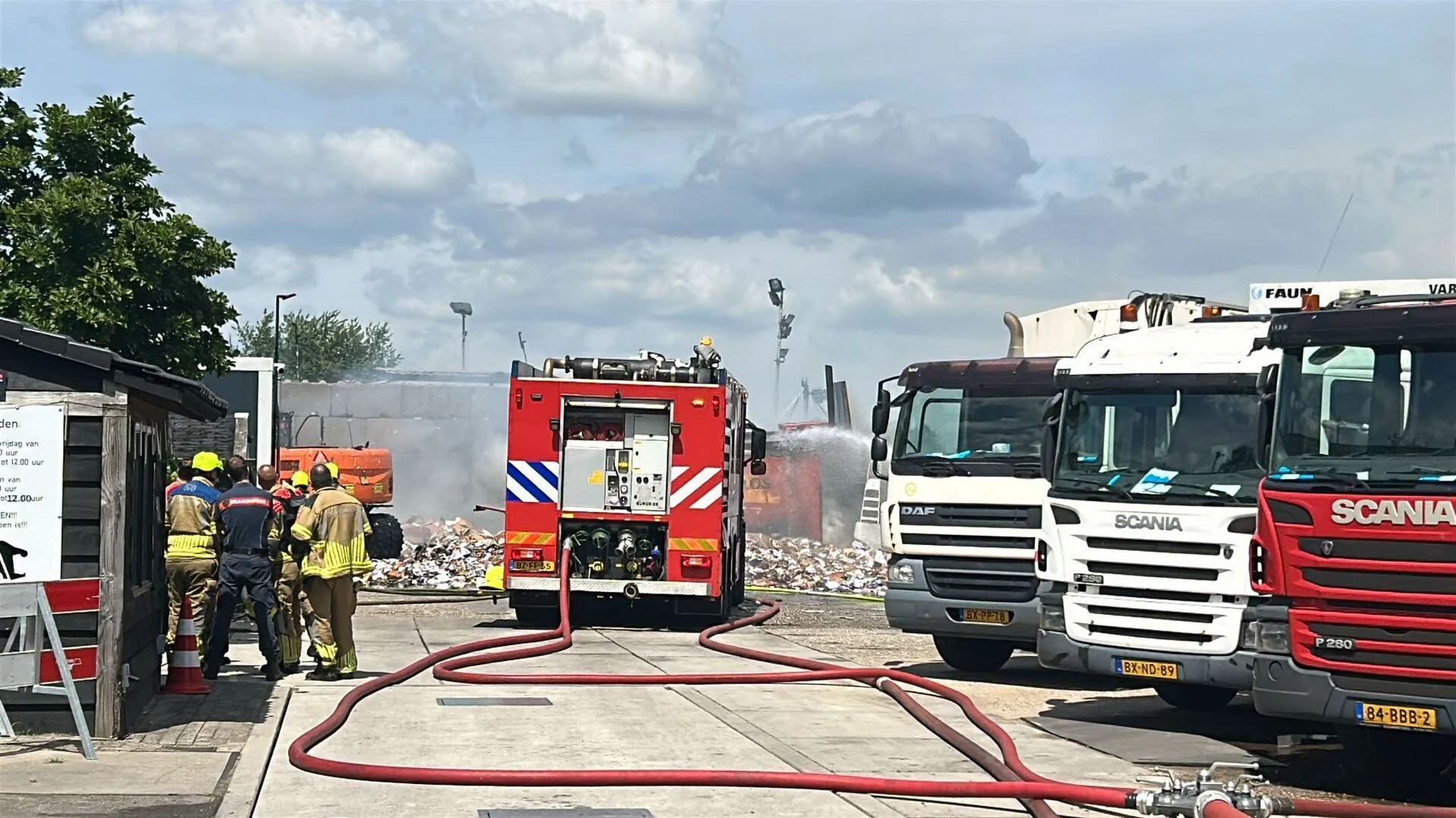 Brand in een stapel oud papier aan de Rechtvaart in Kaatsheuvel